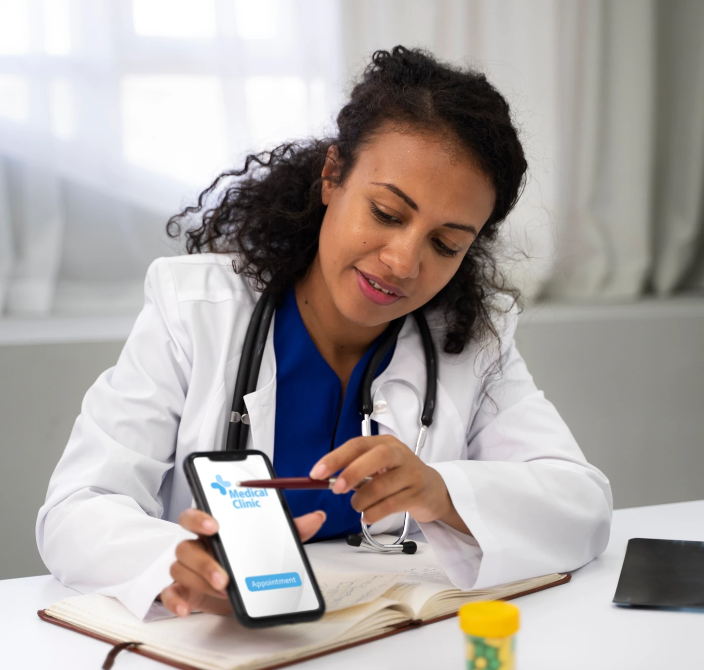 Médica mostrando receita digital ao paciente.